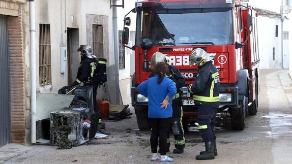 Los Bomberos tras sofocar las llamas en la vivienda afectada.