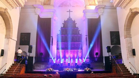 El auditorio del Hospital de Santiago preparado para un concierto.