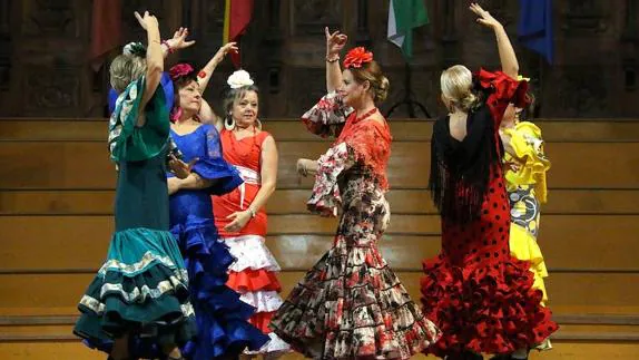 Actuación de alumnas de la Escuela Municipal de Danza.