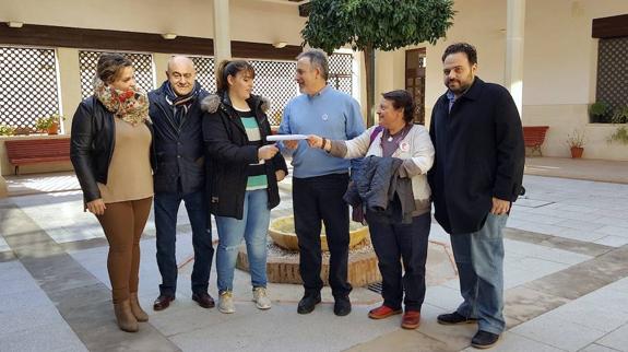 Momento de la entrega del donativo.