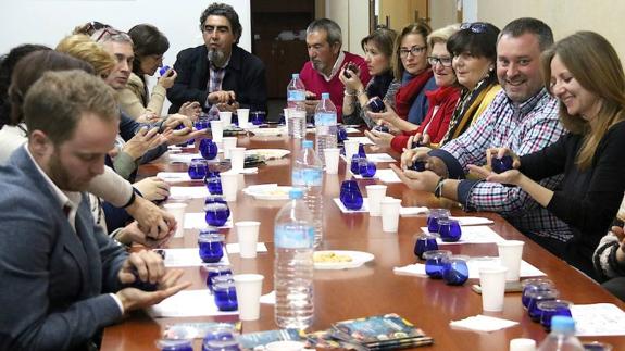 Algunos de los asistentes a la cata de aceite.