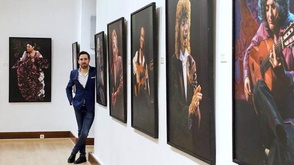 Damián Martínez Guijarro junto a algunas de sus obras.