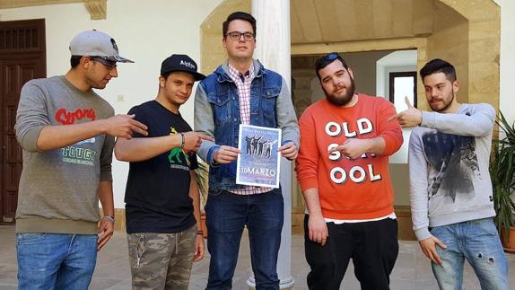 El concejal de Juventud entre los organizadores.