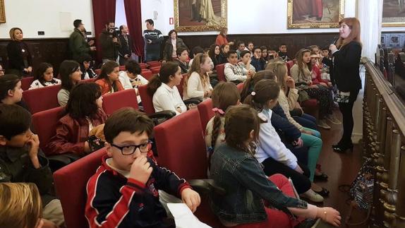 La alcaldesa recibió a los escolares en el salón de plenos.