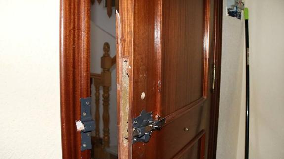 Los asaltantes reventaron y abrieron la puerta de una patada.