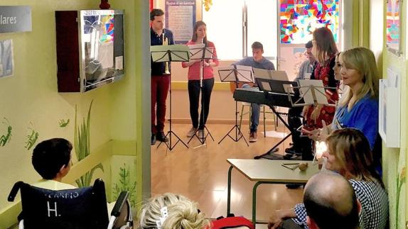 Concierto de los profesores de la Escuela Municipal de Música para niños ingresados en el hospital