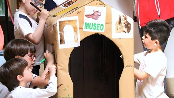 Escolares construyendo y dibujando su propio museo en Úbeda.