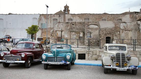 Úbeda fue 'cuartel general' para los participantes de la Ruta del Olivo de coches antiguos