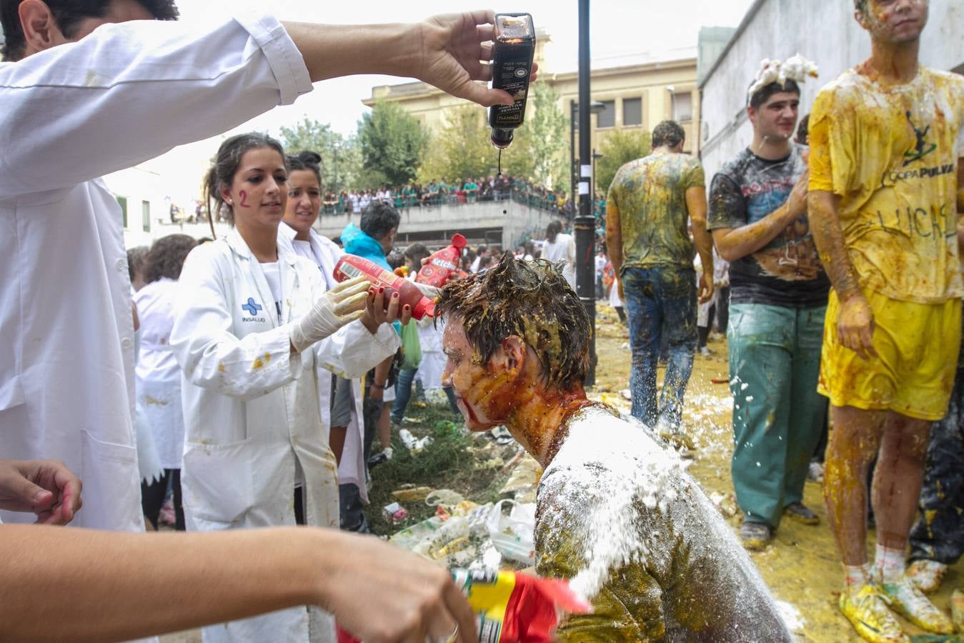 Medicina celebra San Lucas con novatadas