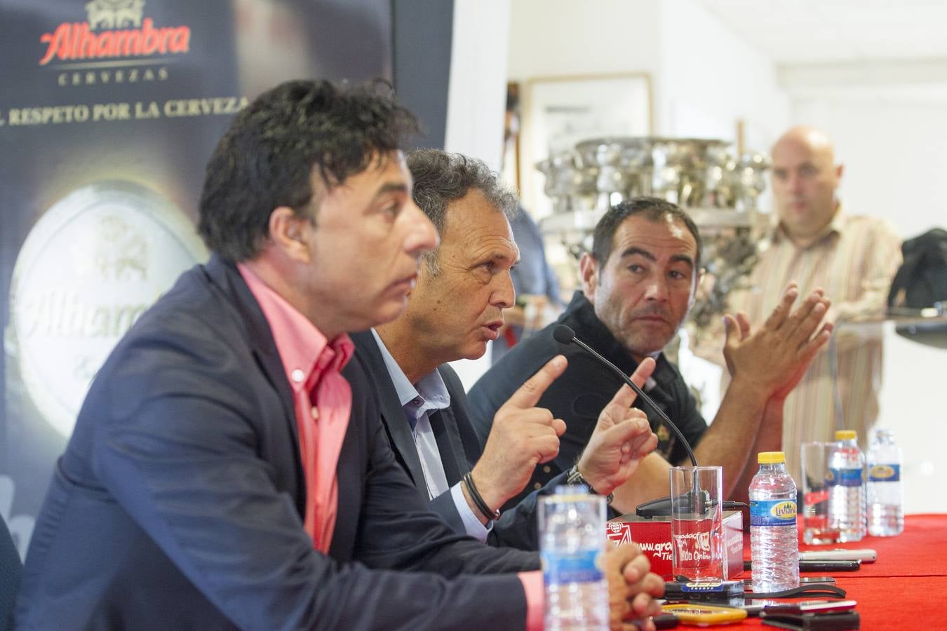 Caparrós quiere un equipo &quot;ambicioso y comprometido&quot;