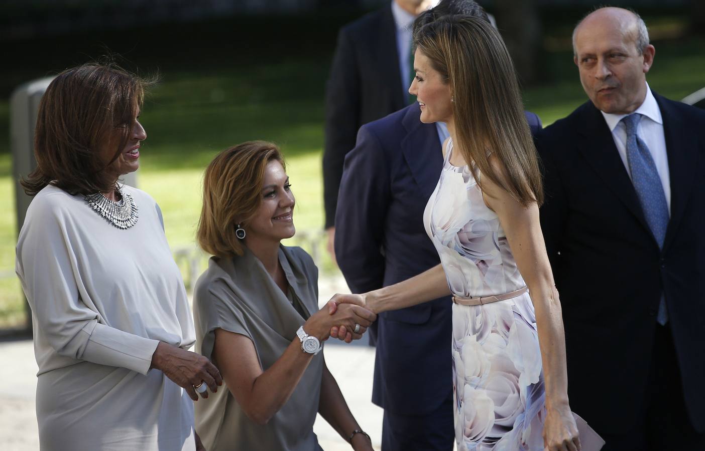 Primer acto en solitario de la reina Letizia. Doña Letizia saluda a la alcaldesa de Madrid, Ana Botella, y a la secretaria general del PP, María Dolores de Cospedal.