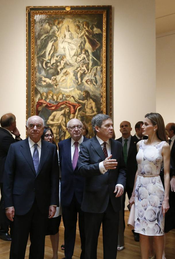 Primer acto en solitario de la reina Letizia. La reina Letizia conversa con el comisario de la exposición en presencia del presidente del BBVA, Francisco González (i).