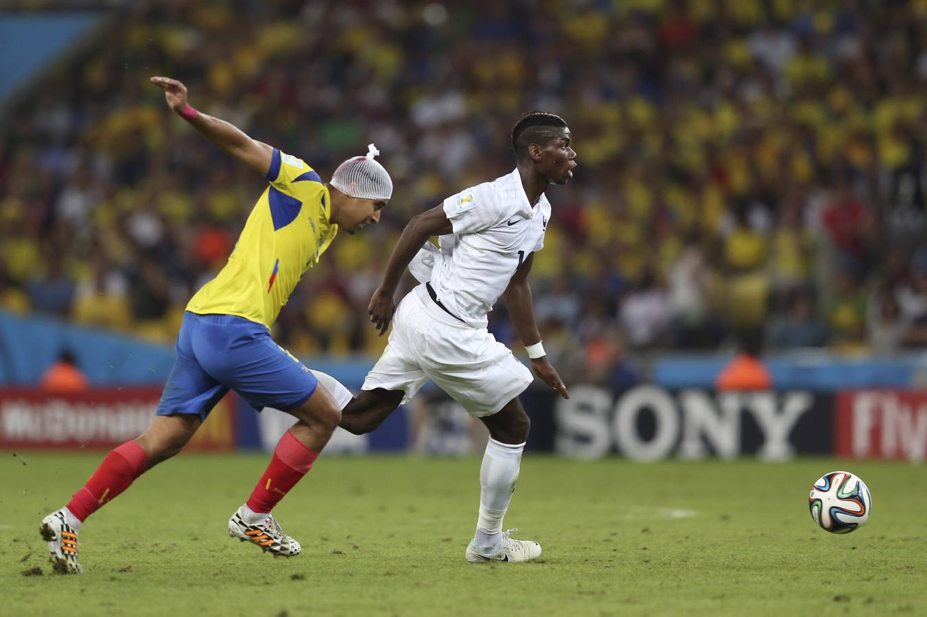 Noboa y Pogba pugnan por el balón.