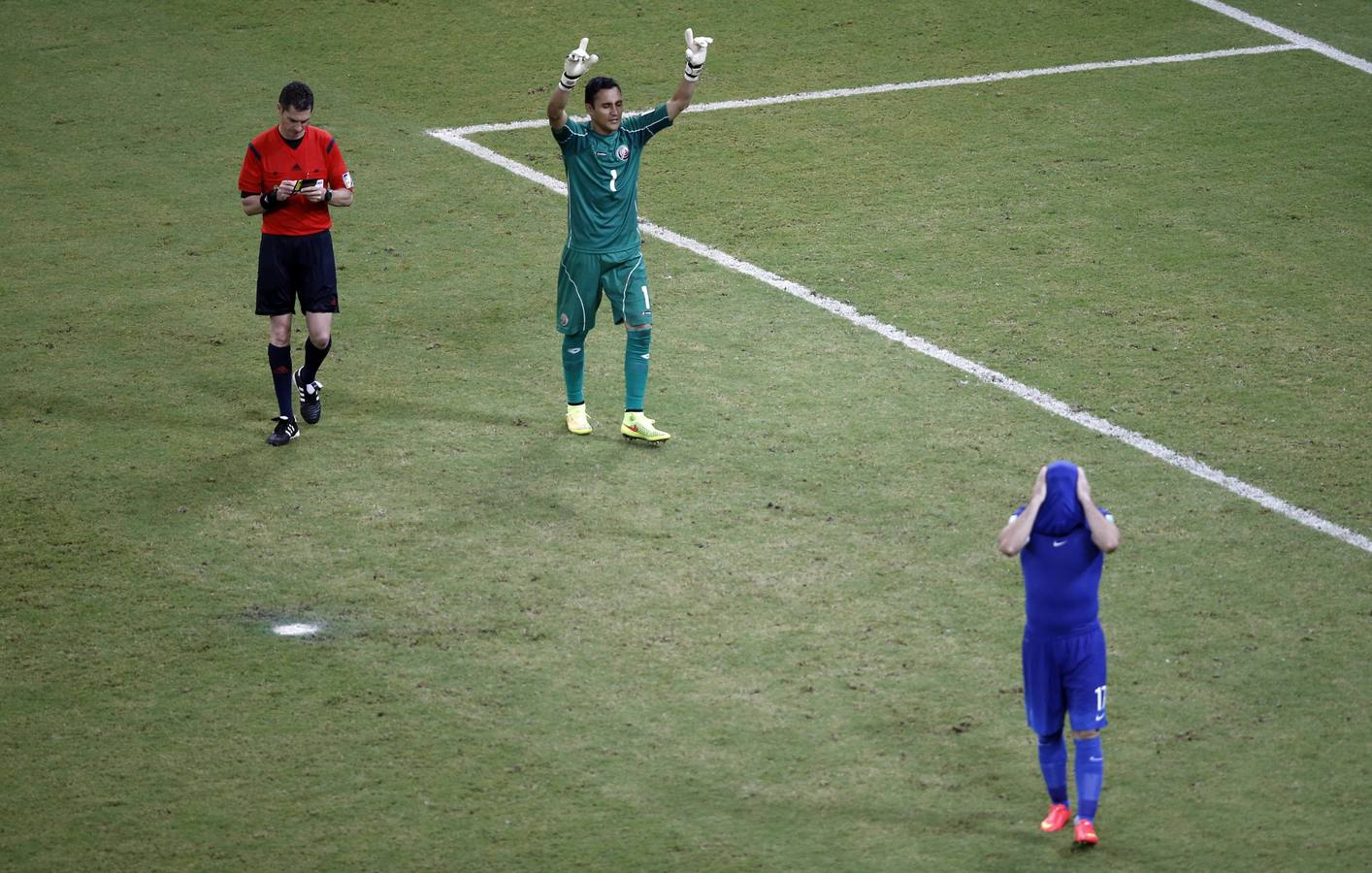 Navas celebra la parada del penalti mientras Gekas se lamenta.