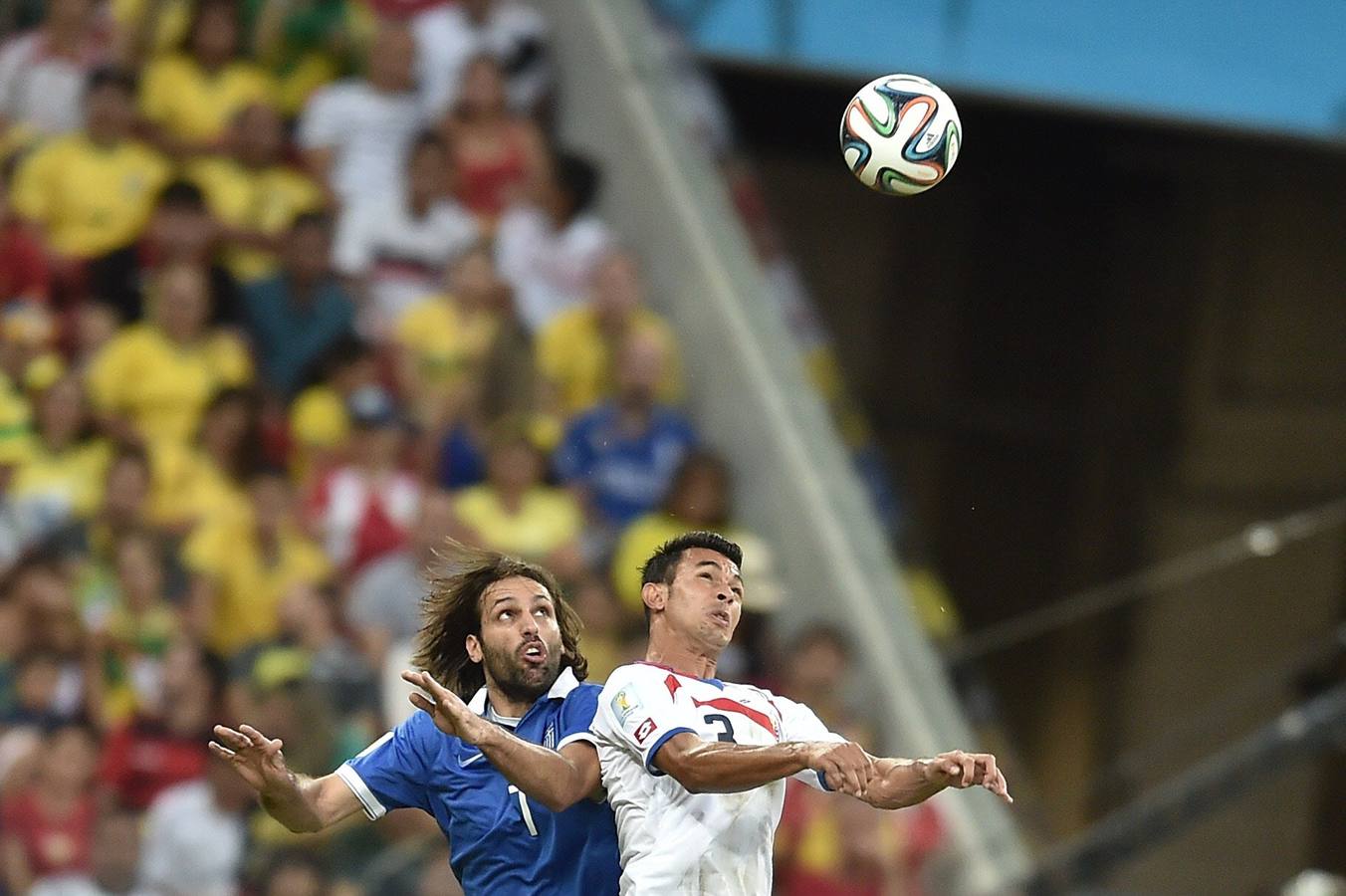 Georgios Samaras  y Giancarlo González pelean por el balón.