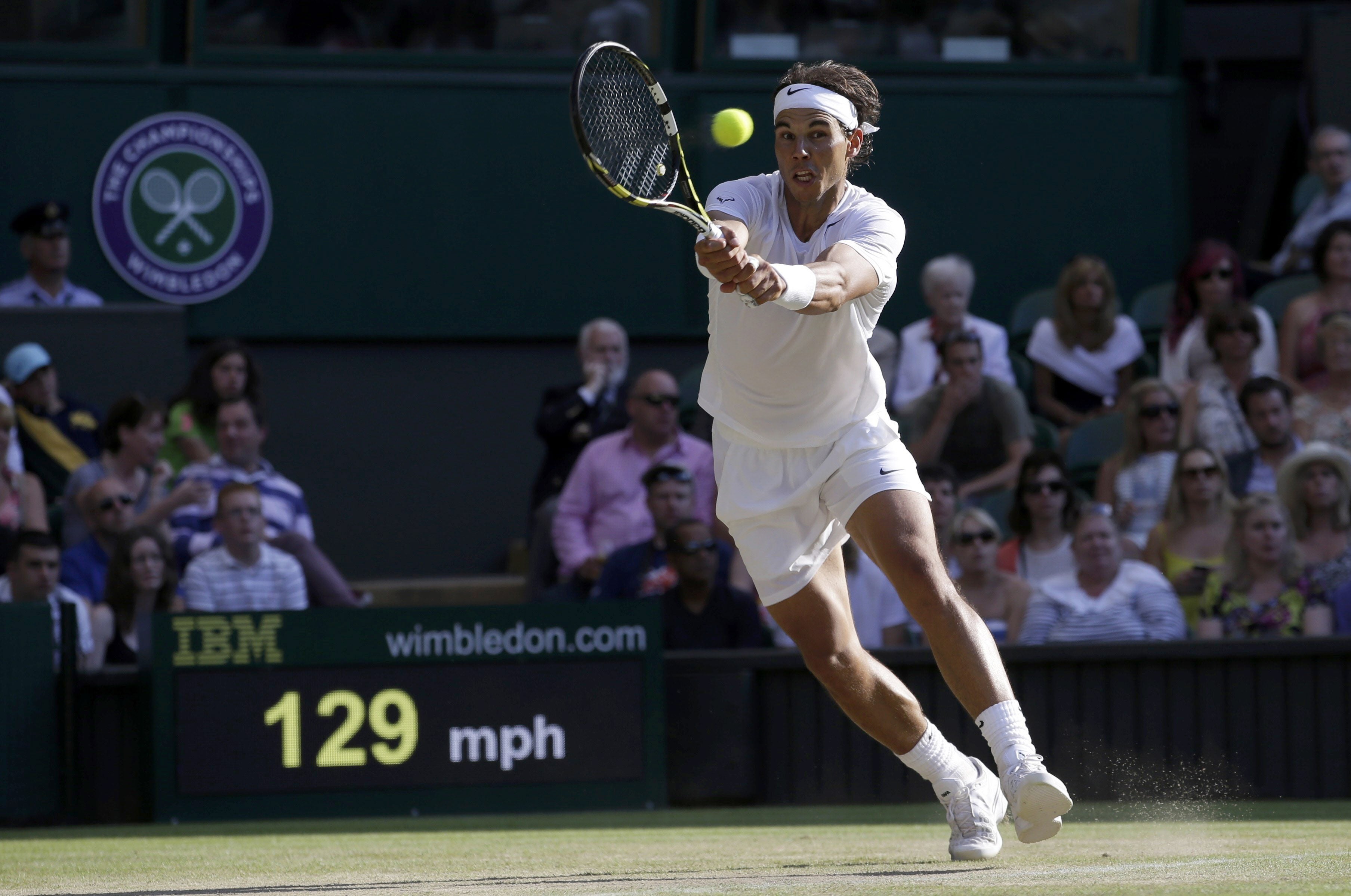 Nadal efectáun un golpe de revés.