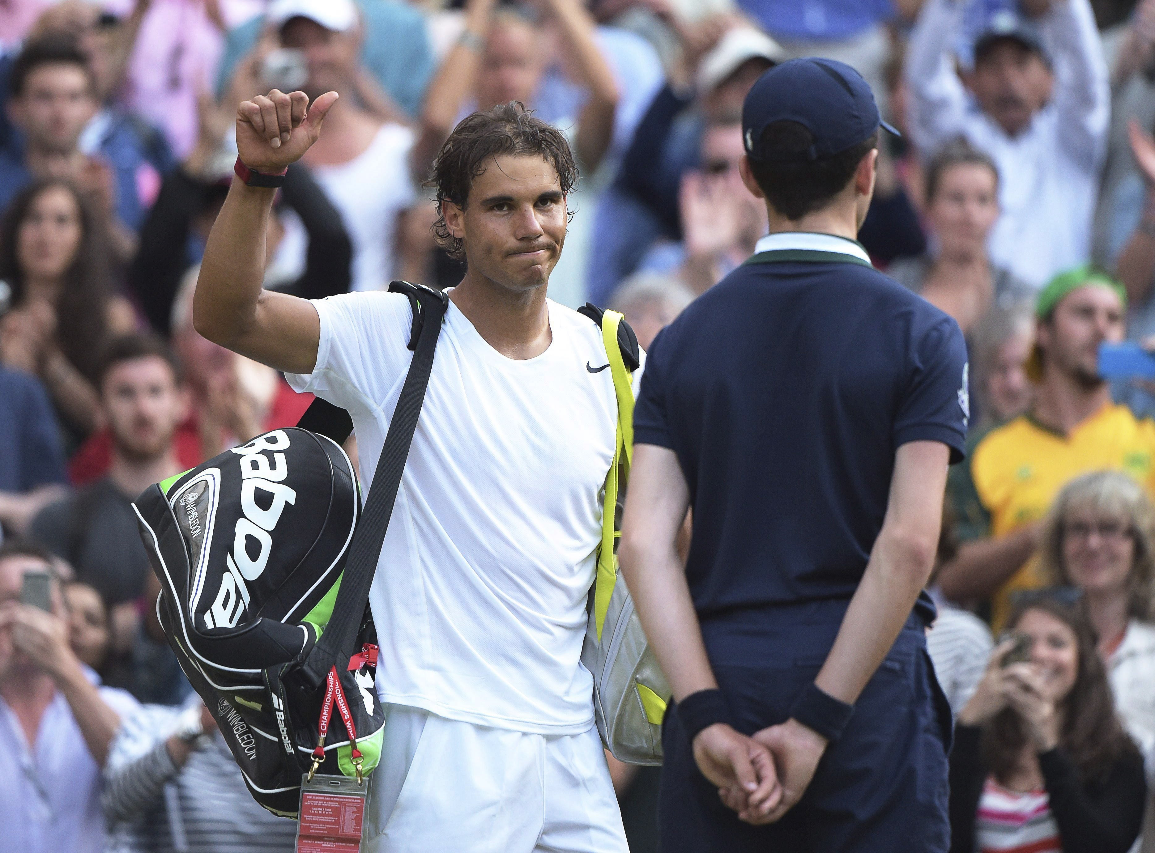 Nadal se despide del público tras el partido.