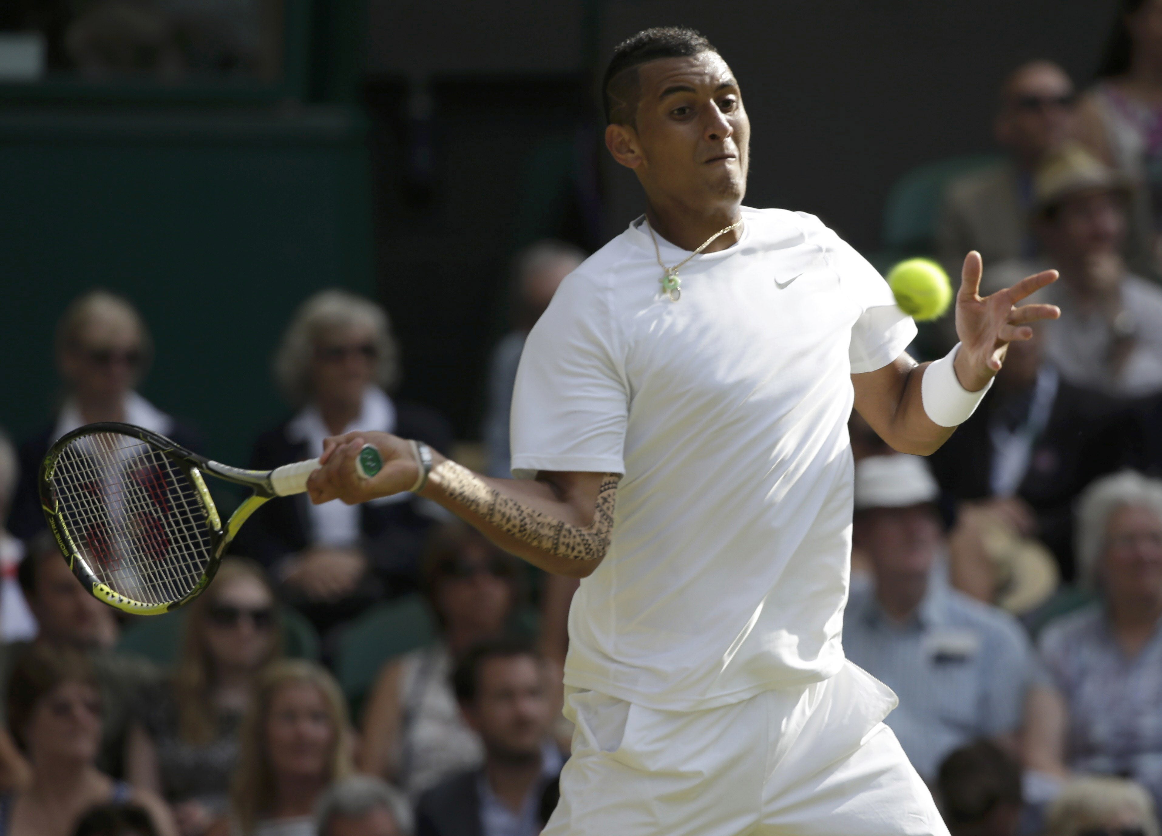 Nick Kyrgios efectúa un golpe de derecha.