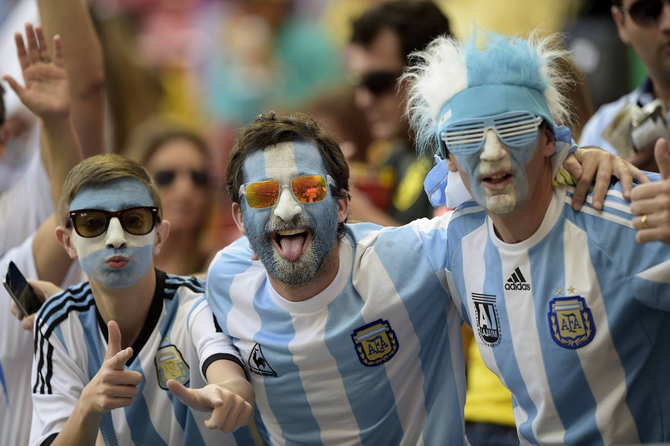 Los fans de la Argentina animan antes del partido de cuartos de final de fútbol entre Argentina y Bélgica en el Estadio Nacional Mane Garrincha, en Brasilia, durante la Copa Mundial de la FIFA 2014, el 5 de julio de 2014.