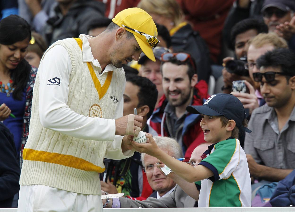 Un joven seguidor reacciona después de que el jugador de cricket inglés Kevin Pietersen le firme un autógrafo.