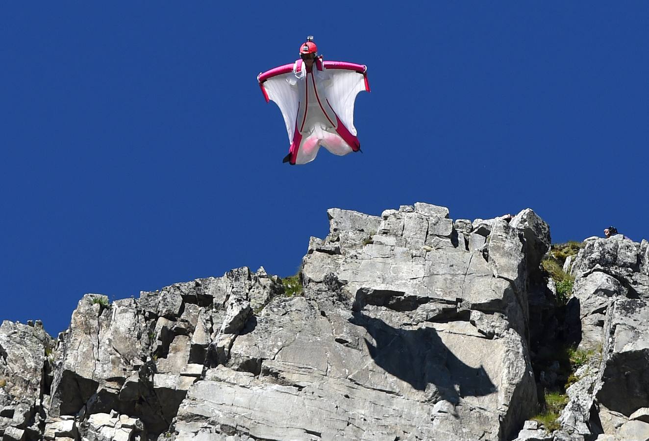 La Suiza Geraldine Fasnacht salta desde lo alto de la montaña Brevent volando en traje con alas sobre la estación de esquí francesa de Chamonix.