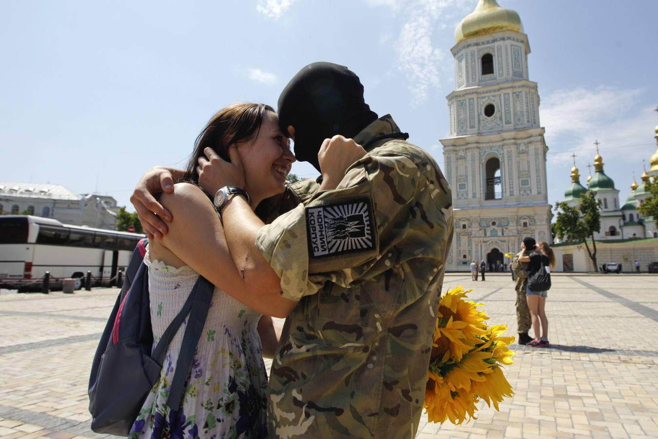 Un voluntario de Ucrania del batallón de defensa propia "Azov" abraza a su novia después de una ceremonia en la que tomó un juramento de lealtad al país.
