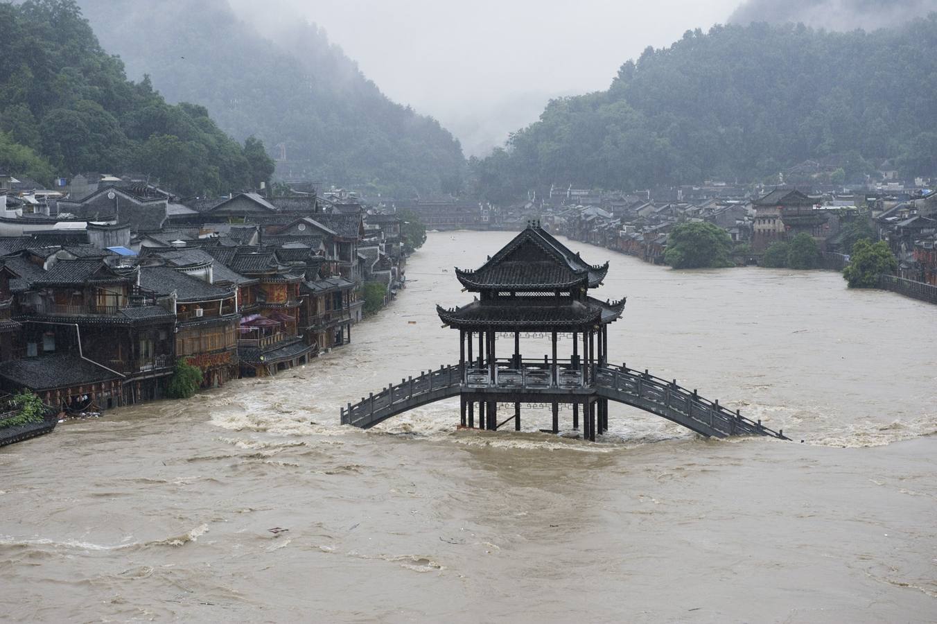 Puente sumergido en las aguas de la antigua ciudad de Fenghuang, en la provincia de Hunan, centro de China. nundando una ciudad histórica.