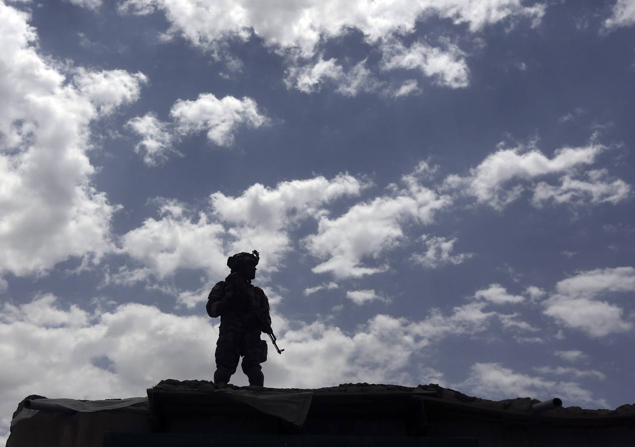 Un guardia de seguridad afgano vigila en el lugar del atentado con coche bomba de ayer en un mercado en el distrito Urgon, provincia de Paktika.