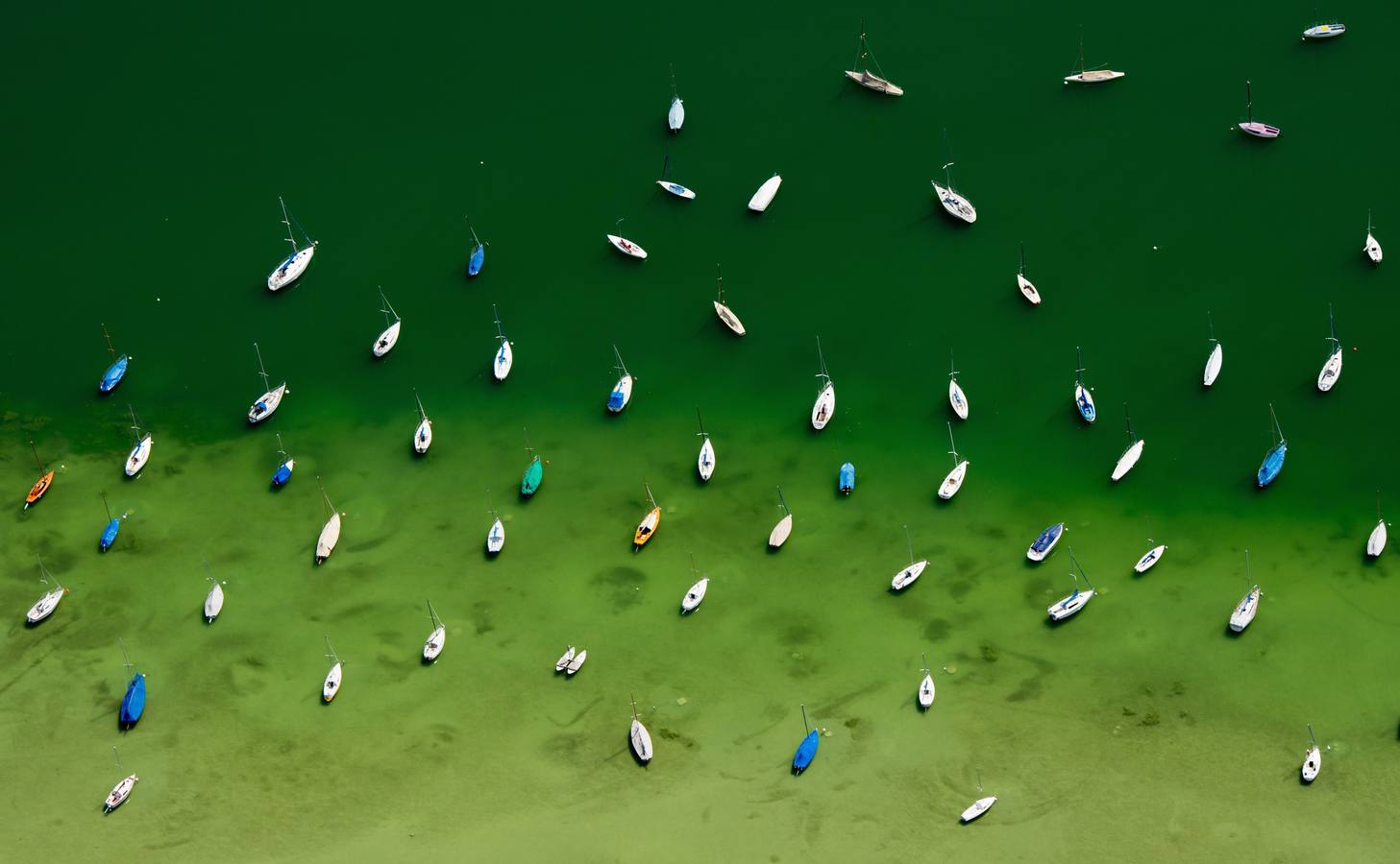 Vista aérea de los barcos de vela en Utting en la orilla del lago Ammersee.