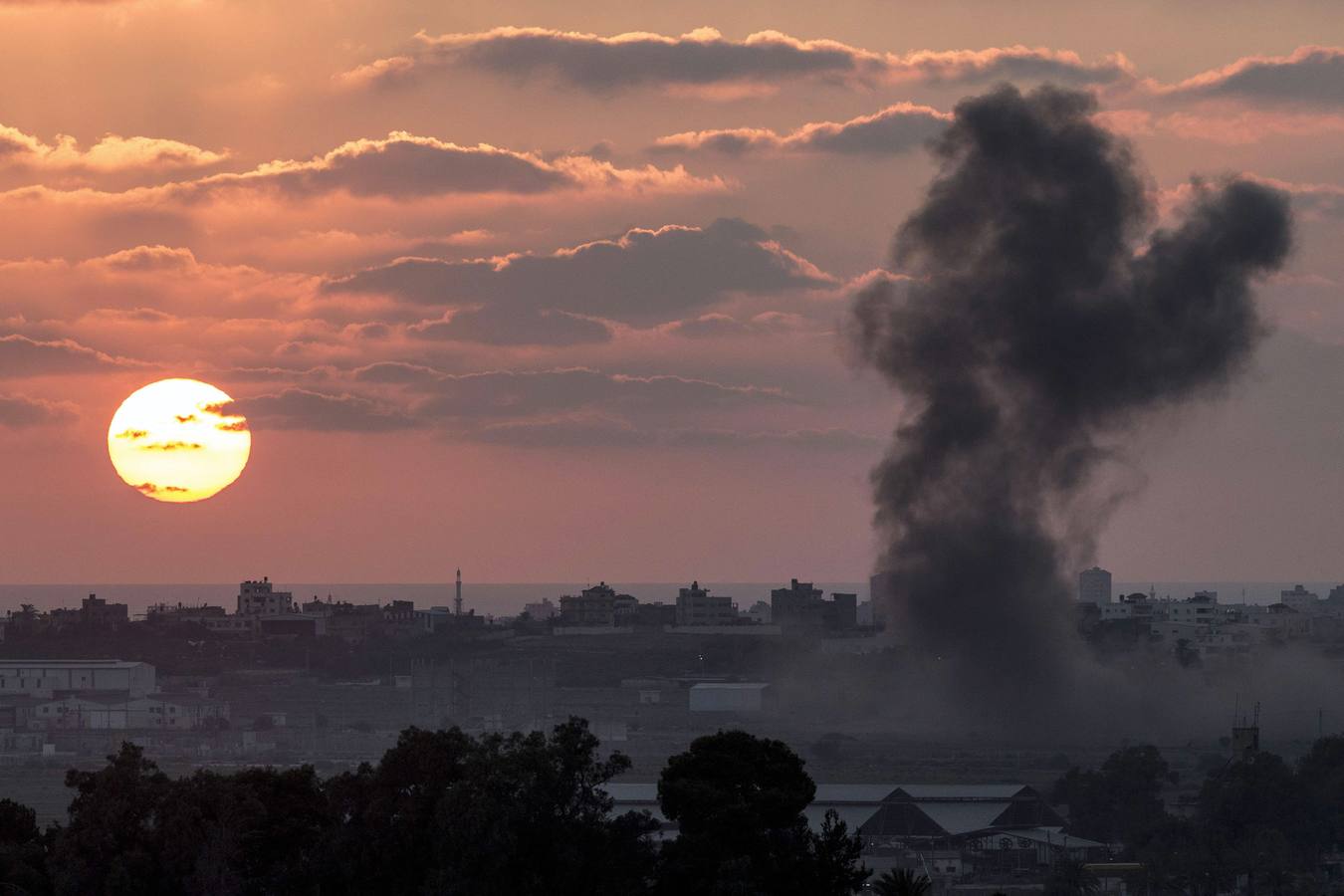 Una foto tomada desde la frontera de Gaza de Israel muestra humo que salía de la Franja de Gaza tras un ataque aéreo israelí.