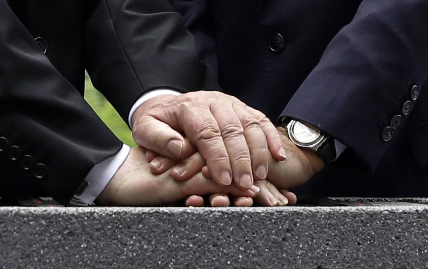 El presidente francés, Francois Hollande, y su homólogo alemán Joachim Gauck ponen la primera piedra de un museo durante una ceremonia conmemorativa en el Monumento Nacional de la Primera Guerra Mundial Hartmannswillerkopf.