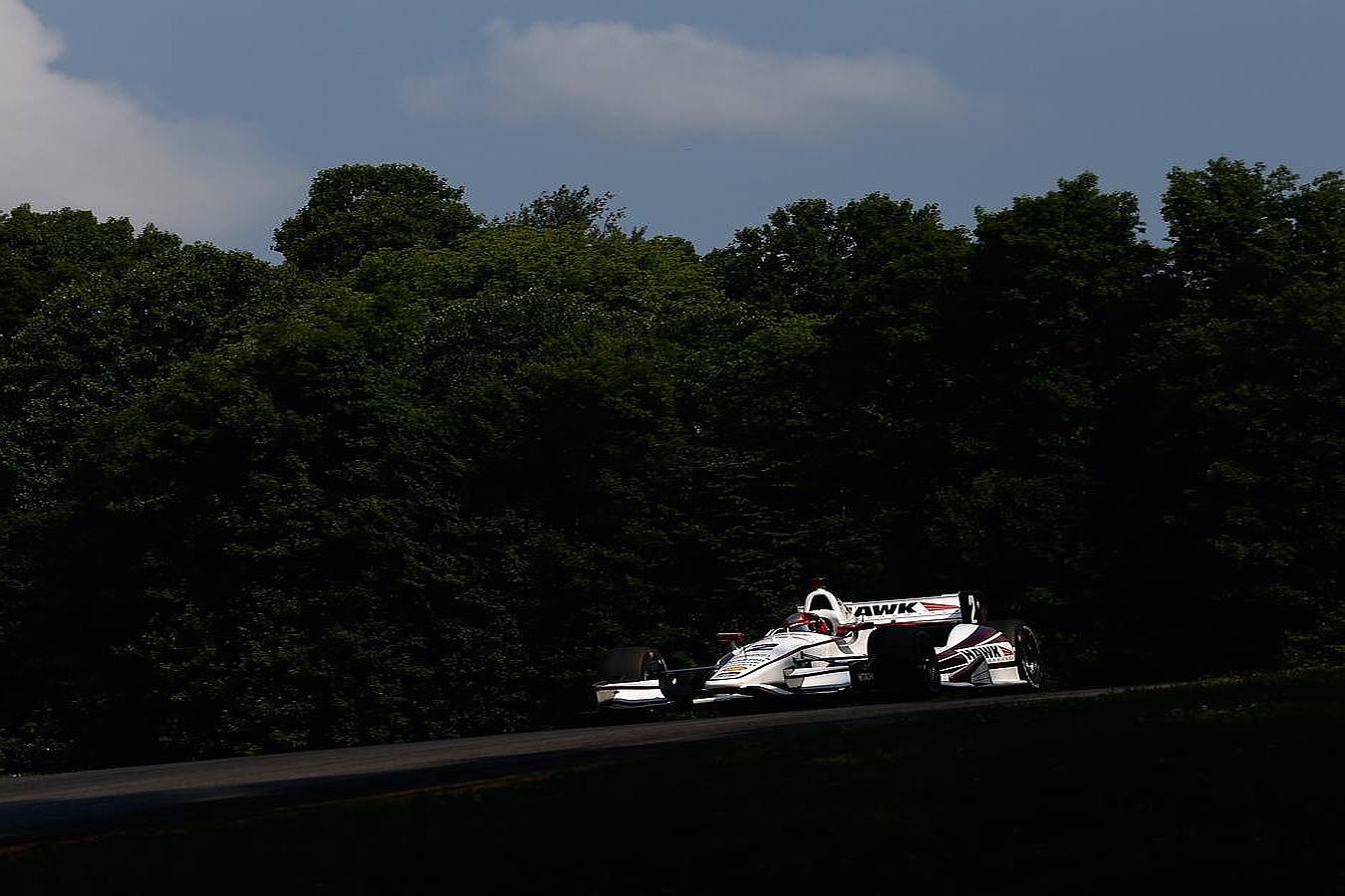 Juan Pablo Montoya de Colombia, conduce durante el calentamiento para el Verizon IndyCar Series Honda Indy 200 en Mid-Ohio en Lexington, Ohio