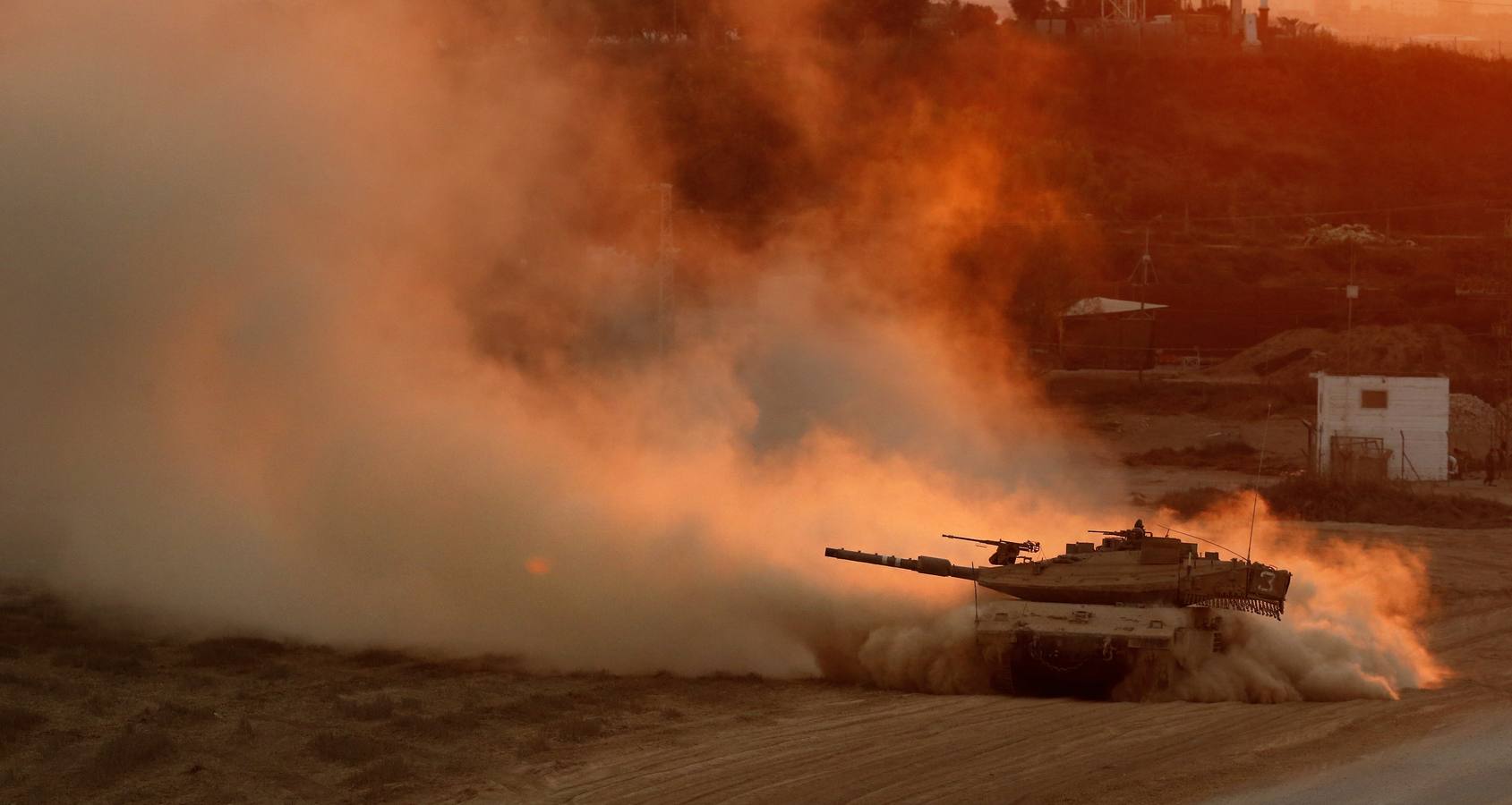 Un tanque Merkava israelí deshace de la Franja de Gaza.