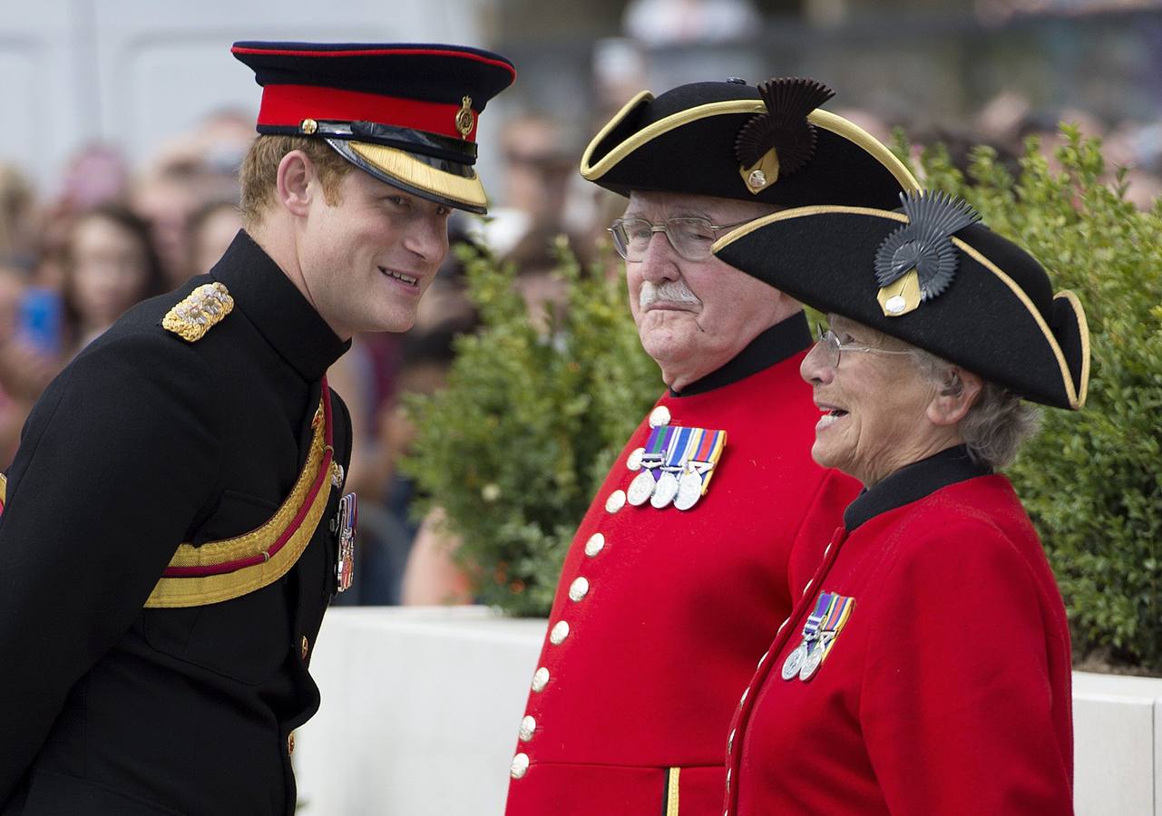 El príncipe Harry de Gran Bretaña habla con Chelsea del cuerpo de vetaranos de guerra británicos de la Royal Hospital Chelsea, durante el "paso corto" acto conmemorativo con motivo del centenario de la Primera Guerra Mundial en Folkestone, al sur de Inglaterra.