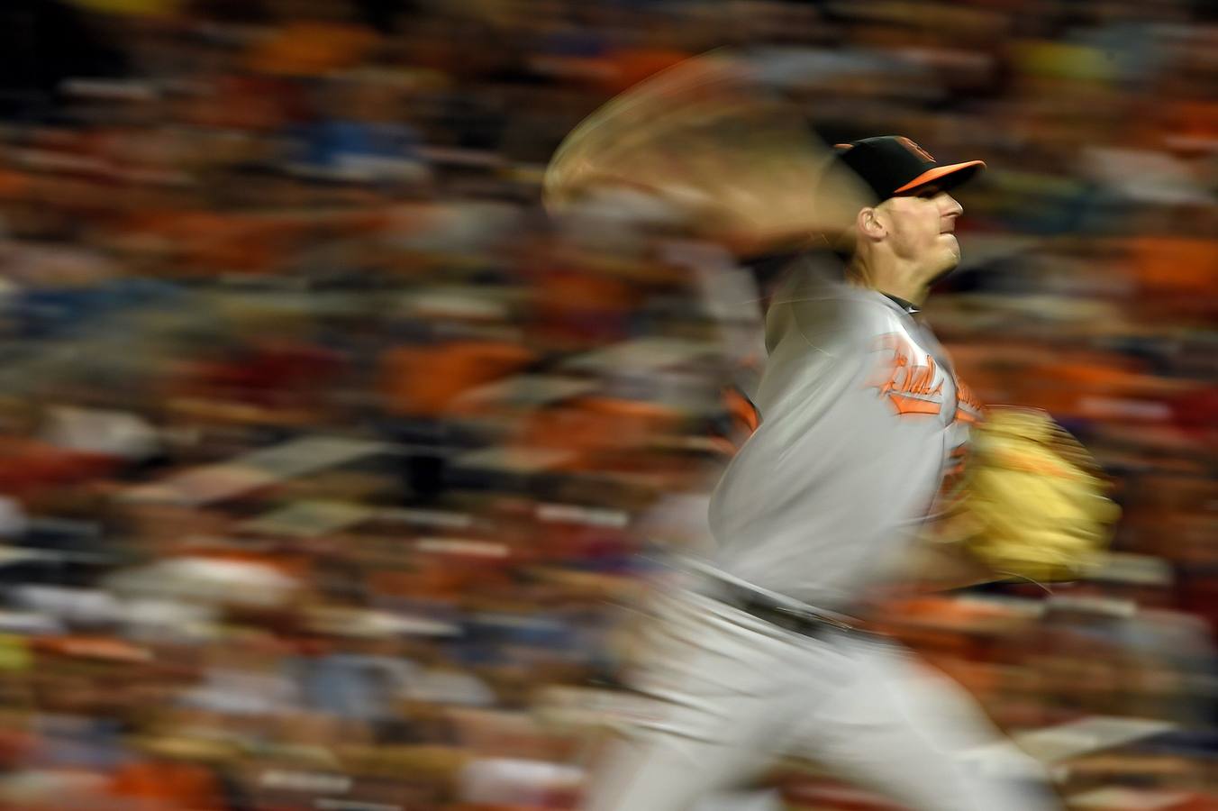 Brad Brach de los Orioles de Baltimore funciona la octava entrada contra los Nacionales de Washington en el Nationals Park en Washington, DC.