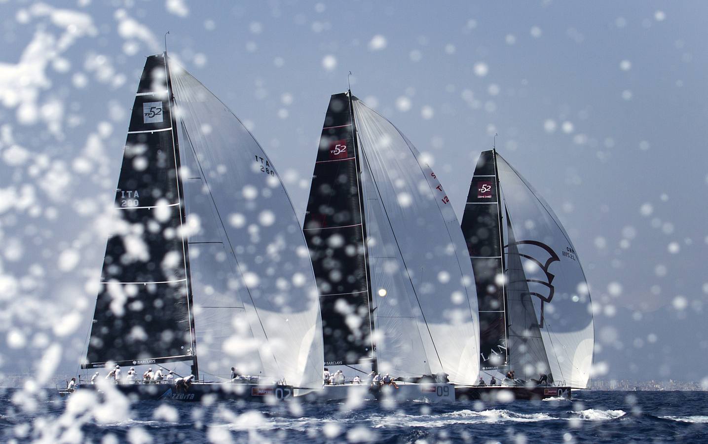 Barcos de vela compiten durante un tramo de la 33 ª Regata Copa del Rey (Copa del Rey) en la costa de Palma de Mallorca.