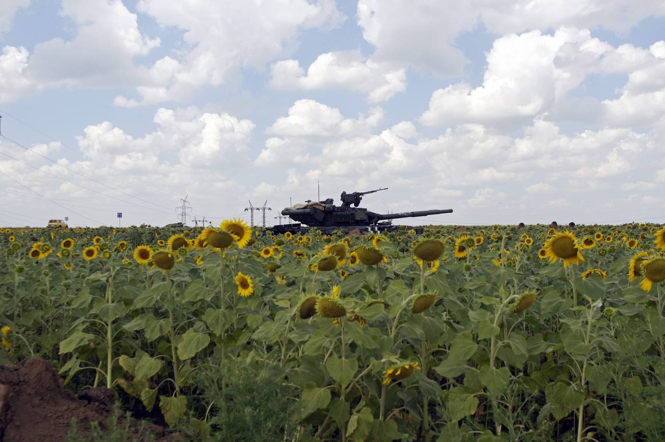 Un tanque de ejército ucraniano en un campo de girasoles, cerca del pueblo de Maryinka, en el este de Ucrania.