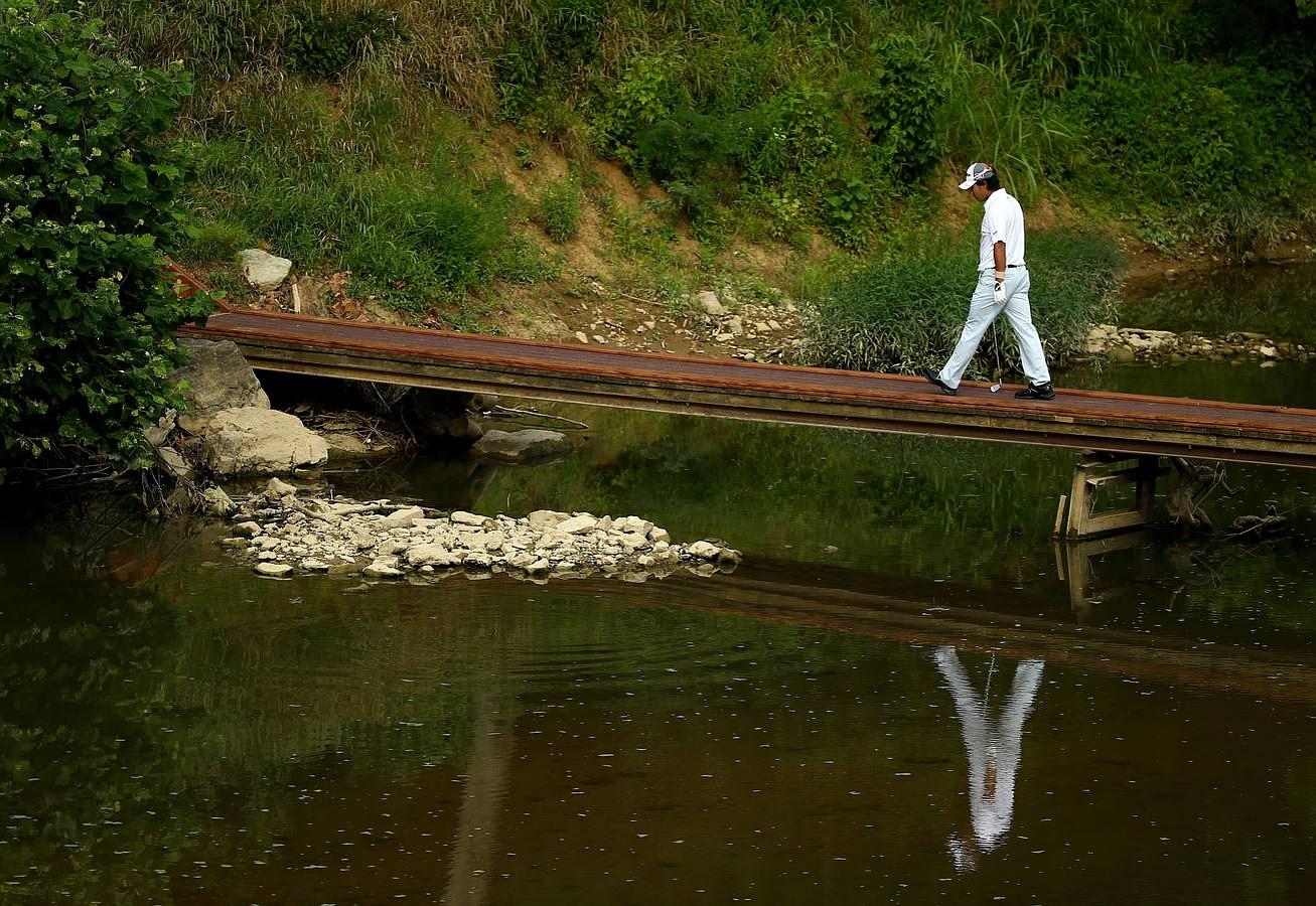Hideki Matsuyama de Japón cruza un puente durante el Campeonato de la PGA en el Valhalla Golf Club en Louisville, Kentucky.