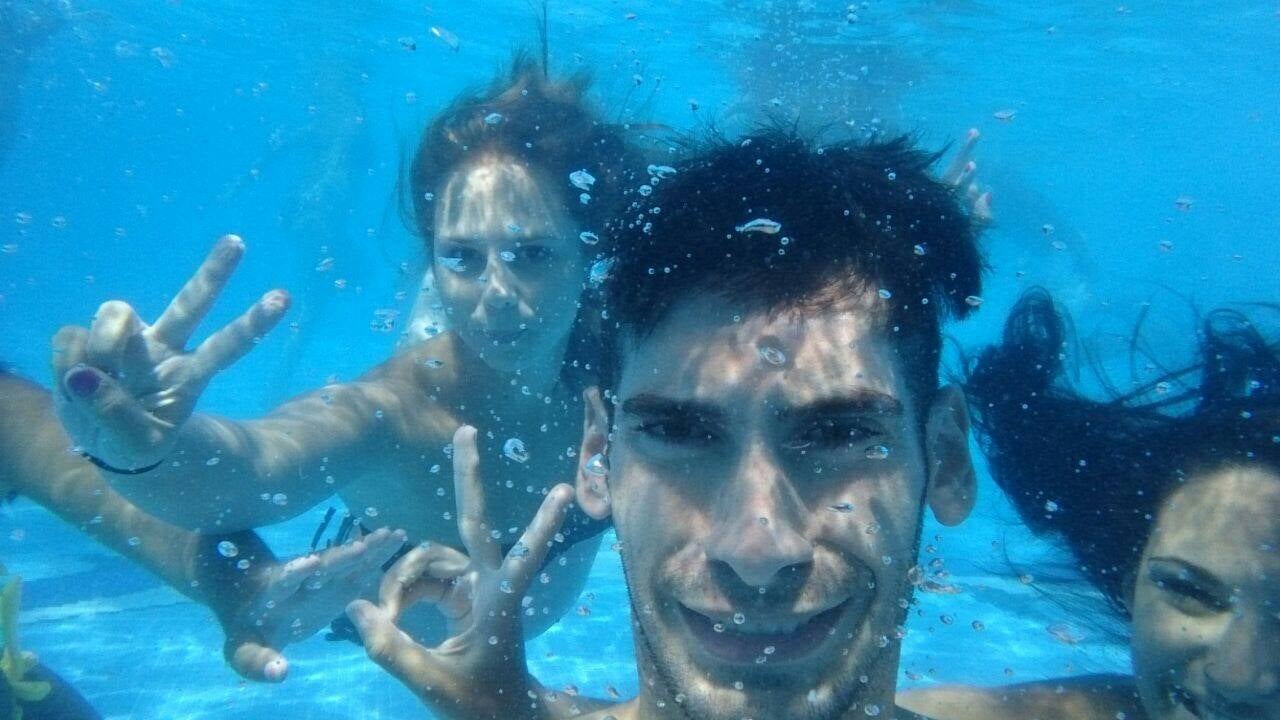 Victoria. Wendy García Motos y sus amigos, buceando en la piscina.