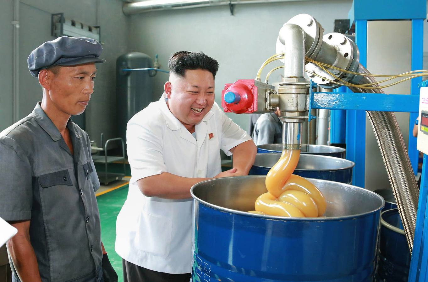 Esta foto sin fecha difundida por la Agencia Coreana de Corea del Norte Central de Noticias, muestra al líder norcoreano Kim Jong-Un en la inspección de la Chonji “lubricante de fábrica” en un lugar no confirmado.