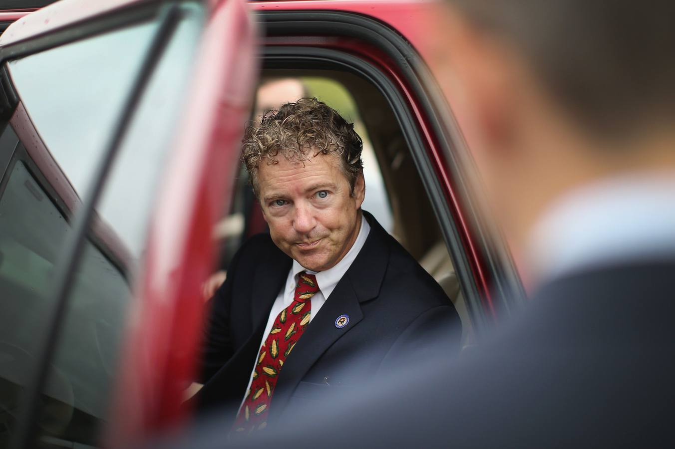 El senador Rand Paul es interrogado por un periodista al salir de un evento.