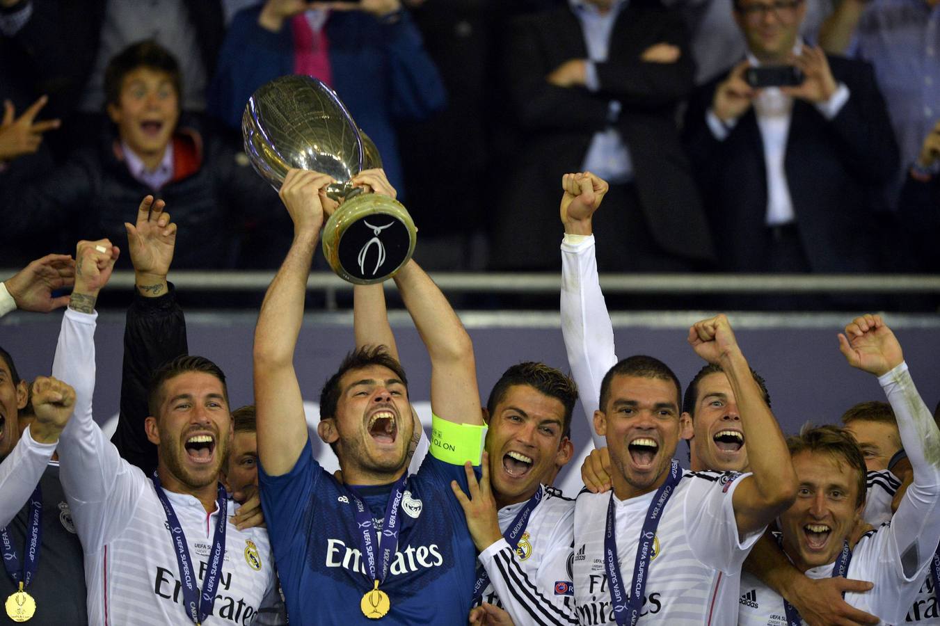 Casillas alza el trofeo junto a sus compañeros.