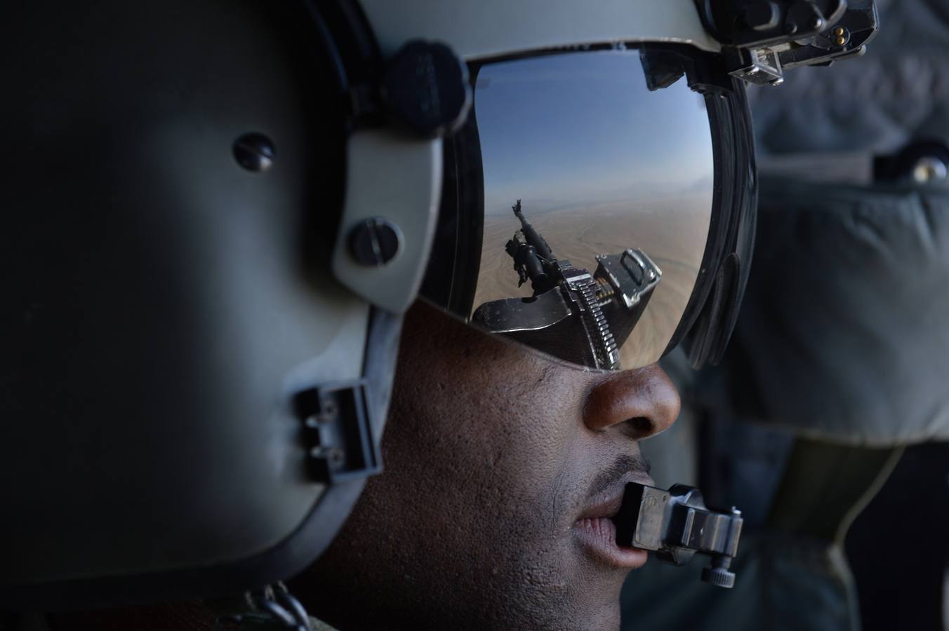 Un soldado estadounidense a bordo de un helicóptero Chinook en el distrito de Gardez de la provincia de Paktia.