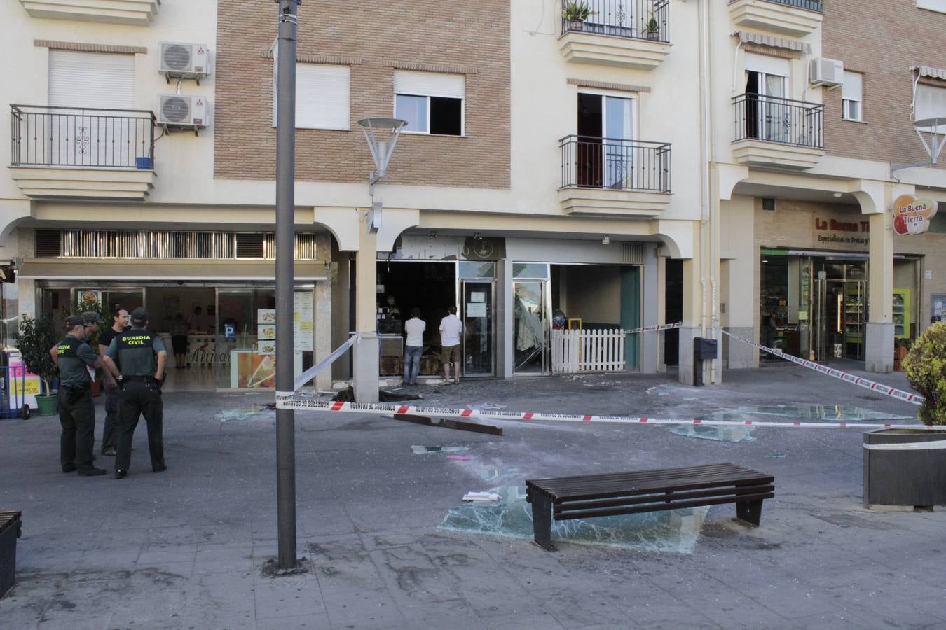 Una explosión de gas destroza una cafetería en el centro de Maracena