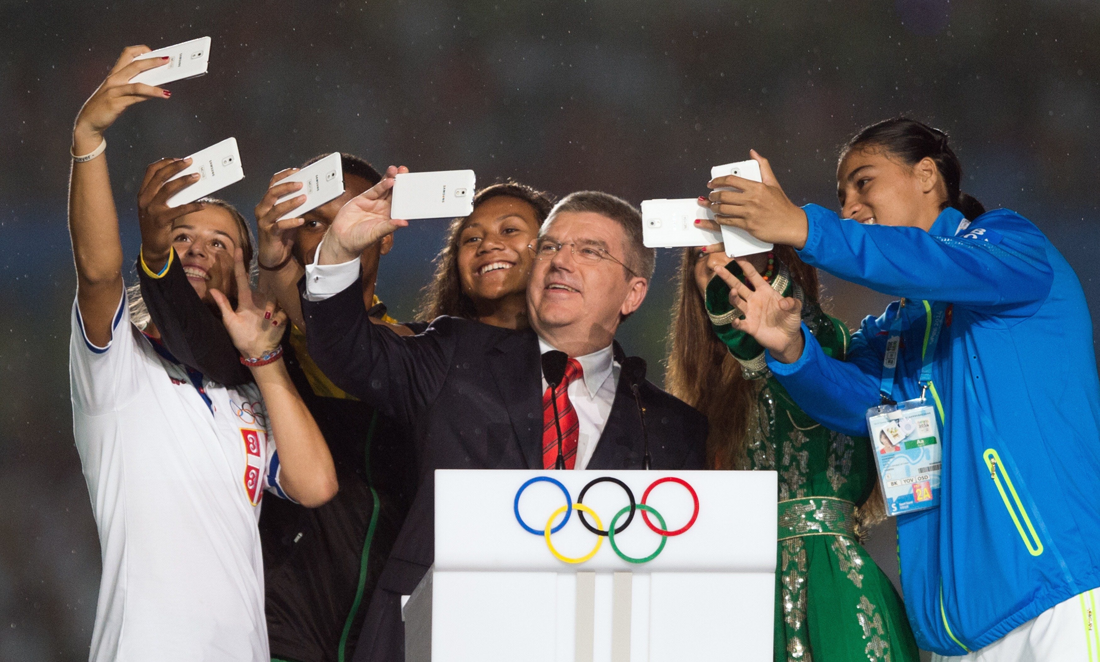 Thomas Bach toma un selfie con los atletas durante la ceremonia de inauguración de los Juegos Olímpicos de la Juventud 2014 en Nanjing.