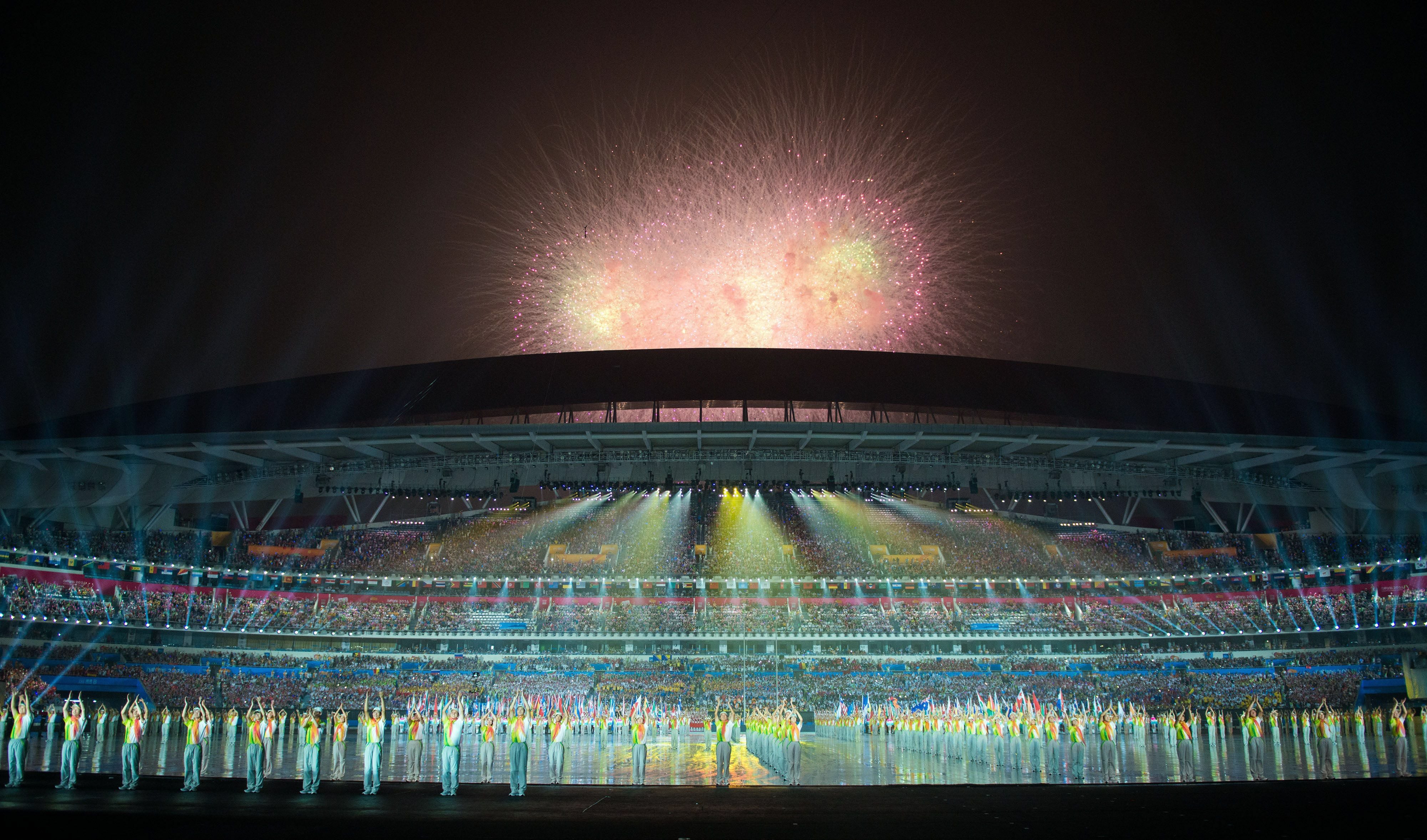 Los fuegos artificiales llenan el cielo durante la ceremonia de inauguración de los Juegos Olímpicos de la Juventud 2014 en Nanjing.