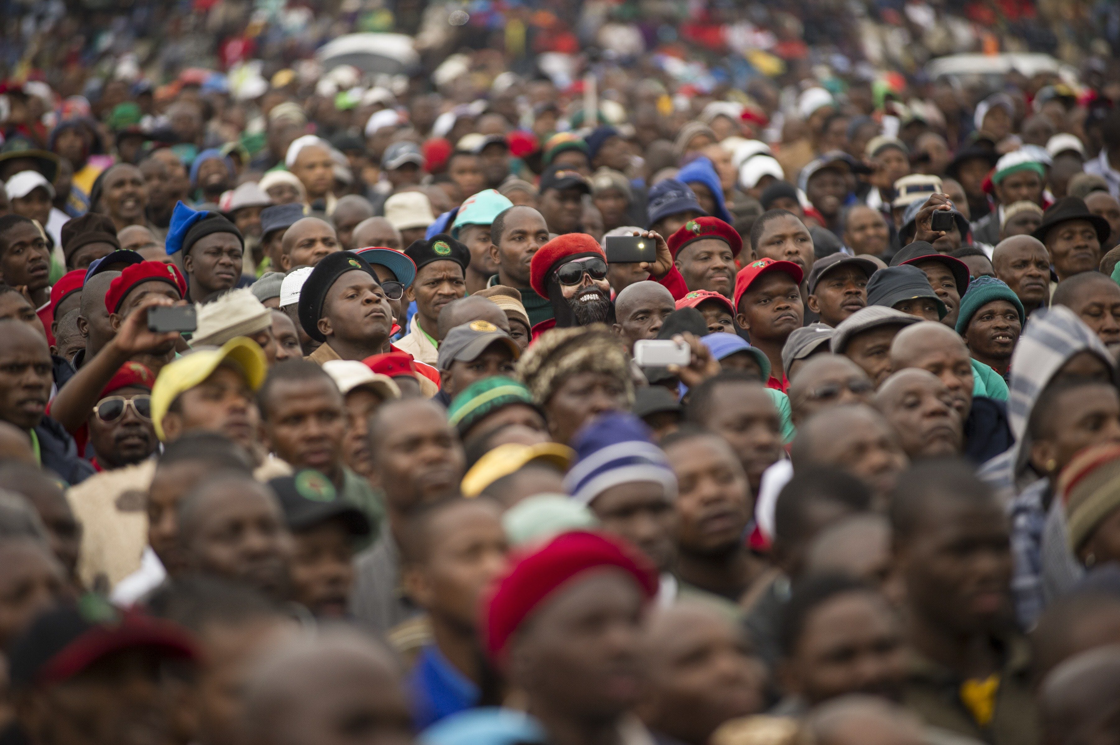 La gente se reúne en Marikana, al lado de la colina, donde hace dos años, muertos a tiros por la policía sudafricana unos mineros durante una violenta ola de huelgas.