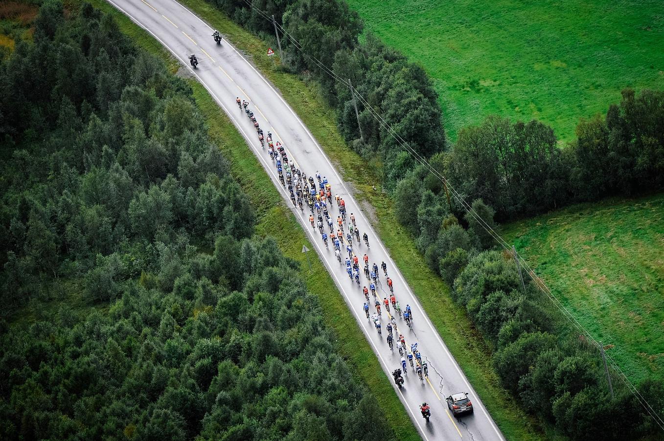 Ciclistas durante la tercera etapa entre Alta y Kvaenangsfjellet en Noruega.