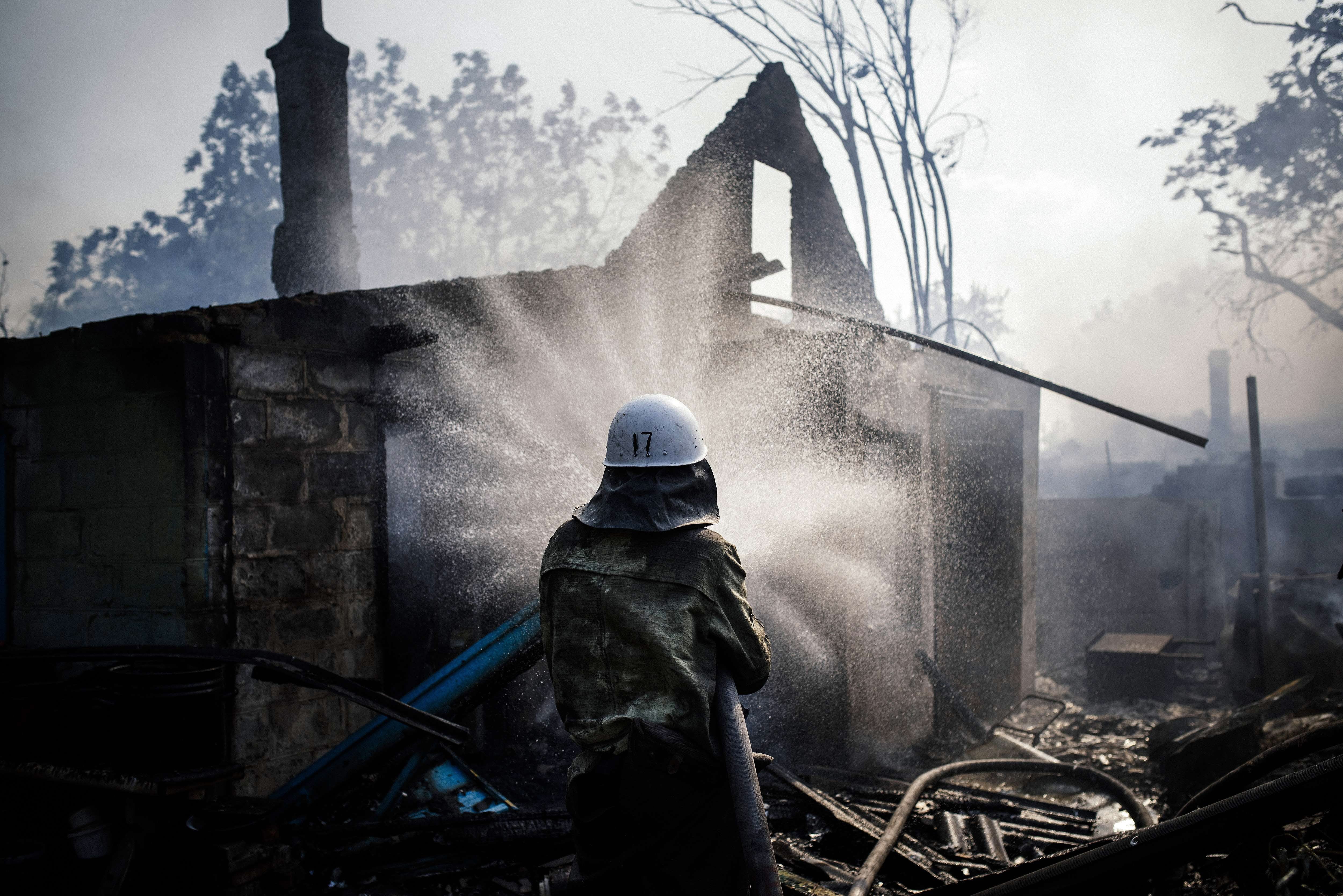 Un bombero intenta apagar un incendio en Donetsk.