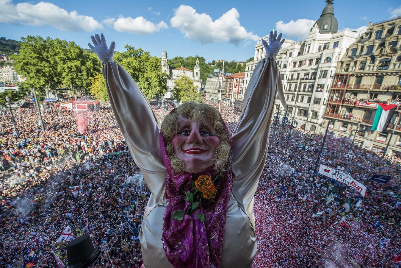 Marijaia desata la locura en las fiestas de Bilbao.